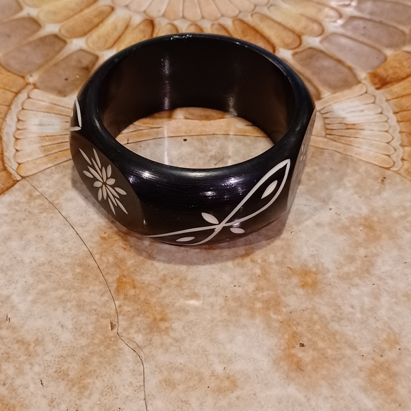 Bracelet solid feels like a composite resin - Picture 5 of 5